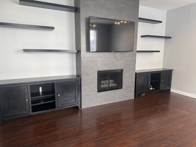 Building Photo - Renovated 1BR in Long Beach – New Appliances, Big Balcony, Steps from Downtown