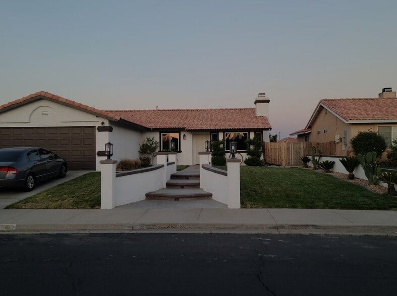 Primary Photo - 15275 Flagstaff St