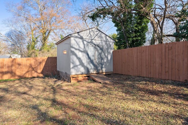 Building Photo - Charming 3-bedroom, 1-bathroom home locate...