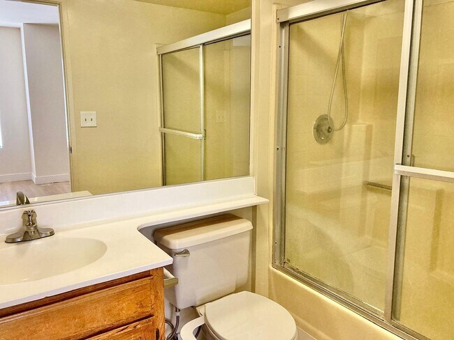 Building Photo - Charming 2 Bedroom 2 Bath townhouse with a balcony in La Crescenta.