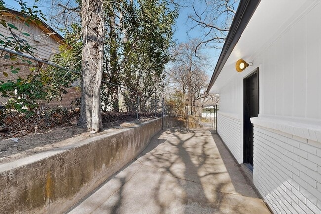 Building Photo - 1900 Mimosa Dr