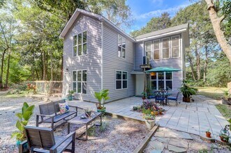 Building Photo - Quiet and Serene Johns Island Living