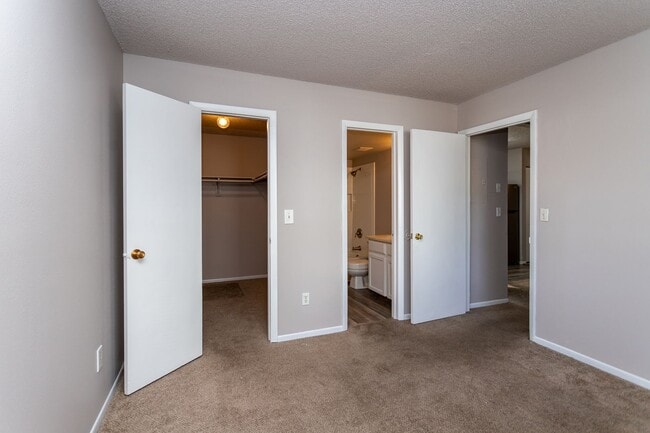 Building Photo - Inviting 2-Bed, 2-Bath in a Quiet 6-Plex