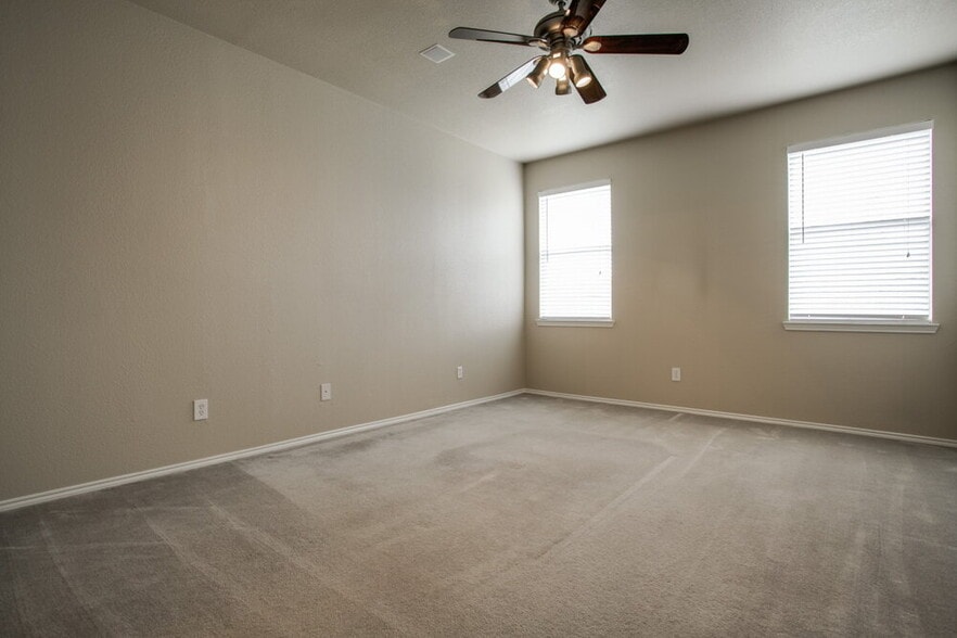 Building Photo - 2713 Meadowview Dr