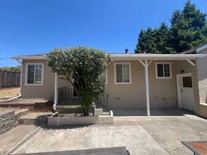 Building Photo - 3 bedrooms, 2 full bathrooms near CV high! Available now!