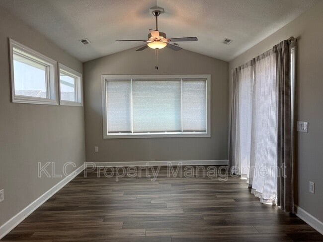 Building Photo - 2307 Redmond Ave