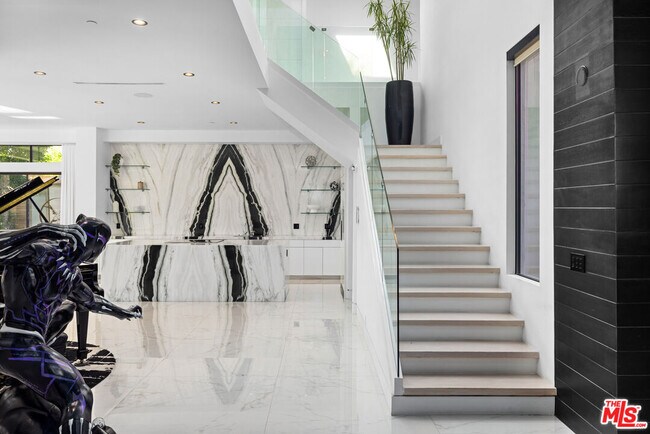 Building Photo - 4841 Alonzo Ave