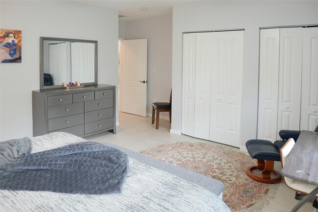 Building Photo - 821 SW 13th Ct