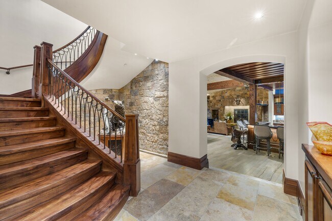 Building Photo - 472 Thunderbowl Ln