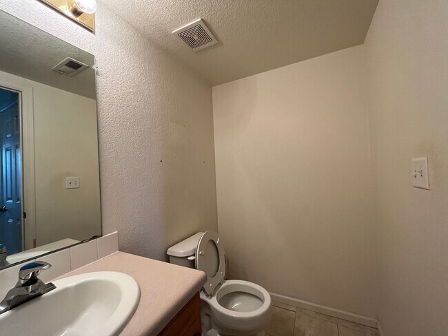 Building Photo - Great Townhome in North Fort Collins