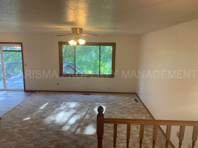 Building Photo - SPACIOUS 3 BD 2 BA HOUSE ON SOUTHEAST SIDE OF SIOUX FALLS