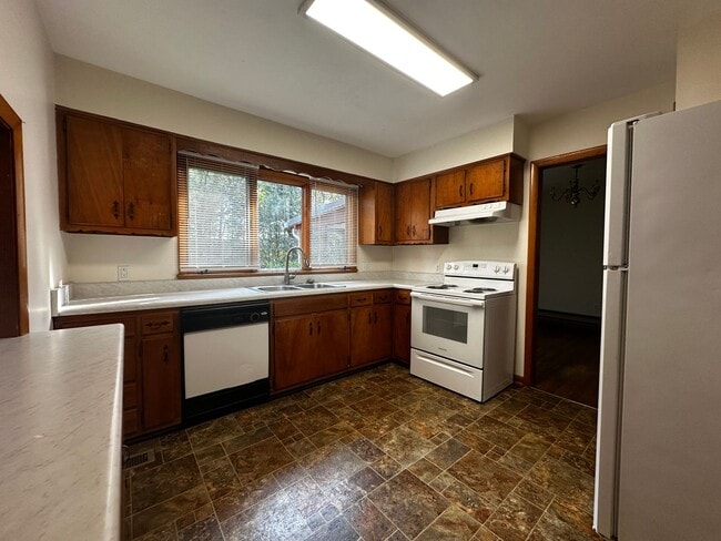 Building Photo - Spacious 3 bedroom/ 2.5 bath home near Exi...