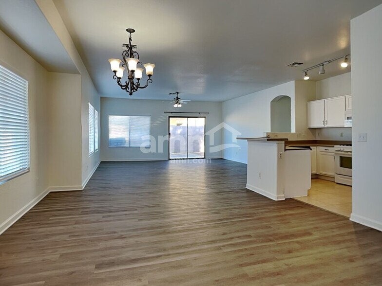 Building Photo - 2541 E La Costa Dr