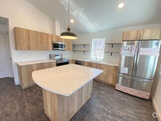 Building Photo - AVAILABLE July - 2 Bed/1 Bath Home in Perf...