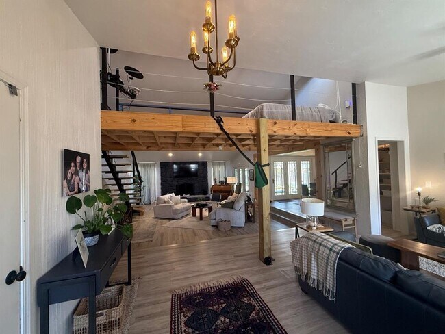 Building Photo - 1925 Plaza District Dr