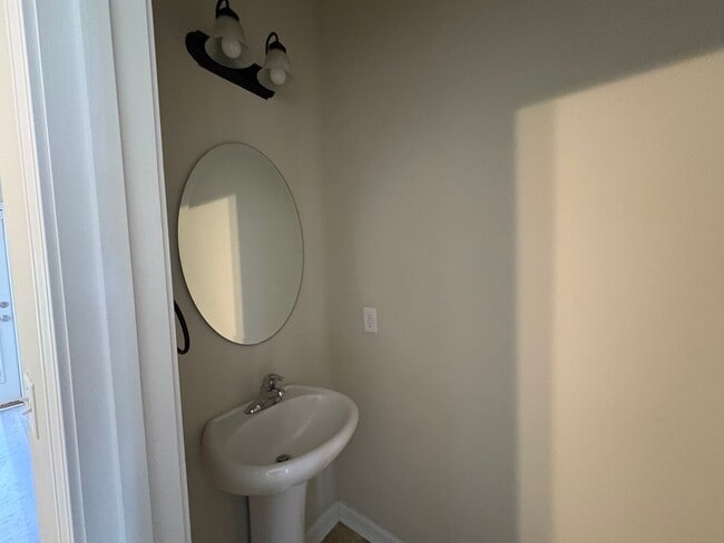 Building Photo - RATE DROP ALERT! (was $2400/month)