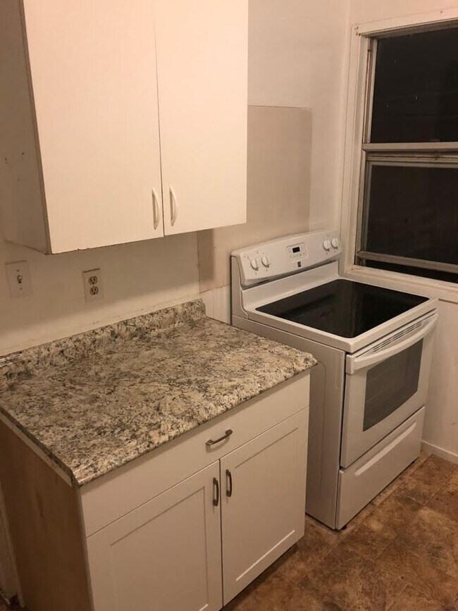 Building Photo - 4/1.5 $1950