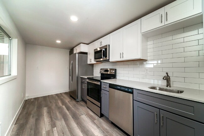 Building Photo - Cozy Unit available!