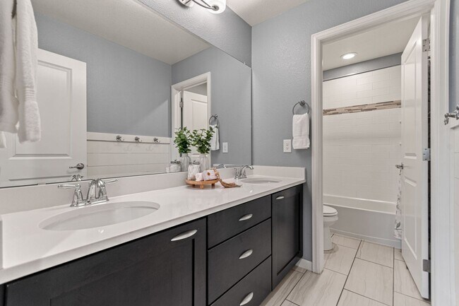 Building Photo - Modern Living. Unforgettable Views 5 bedroom / 5 bathrooms in the desirable Candelas community