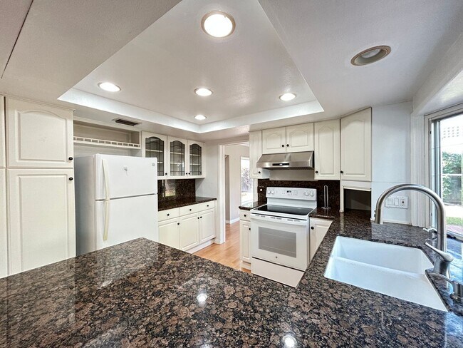 Building Photo - Stunning 4 Bedroom 2.5 Bath Home with Offi...