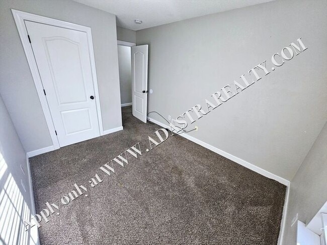 Building Photo - Beautiful Townhome in Blue Springs-Available NOW!!