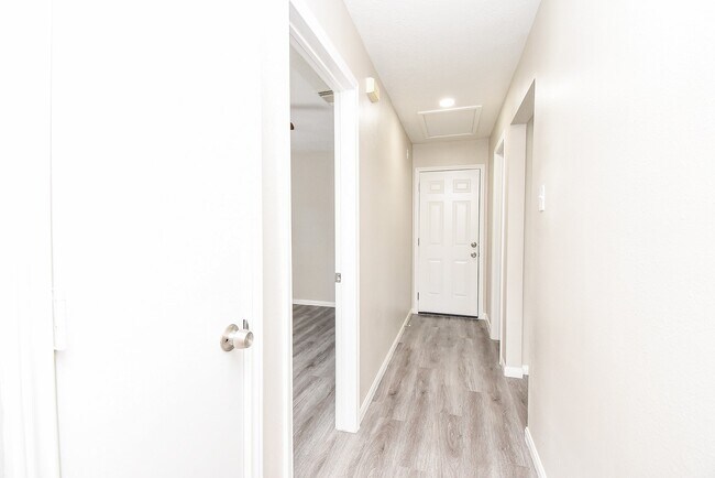 Building Photo - 12727 Rockford Dr