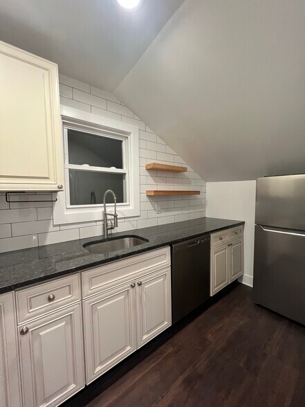 Building Photo - 5 Kenwood Ave