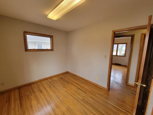 Building Photo - 4 Bed 2 Bath house for Rent!