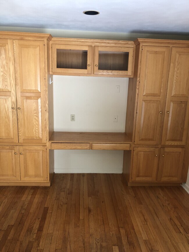 Building Photo - 16 Village Victoria