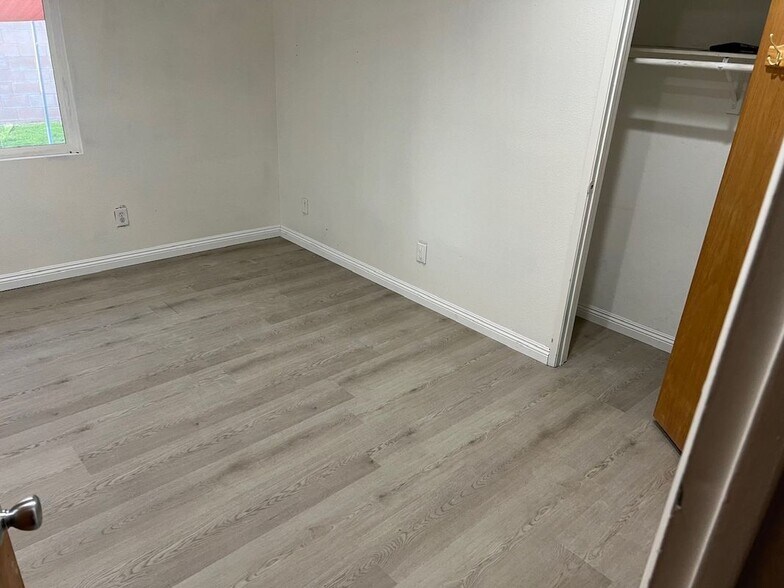 Building Photo - 1039 Barston Ave