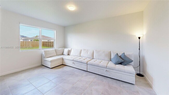 Building Photo - 2333 SE 28th St