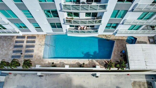 Building Photo - 315 NE 3rd Ave