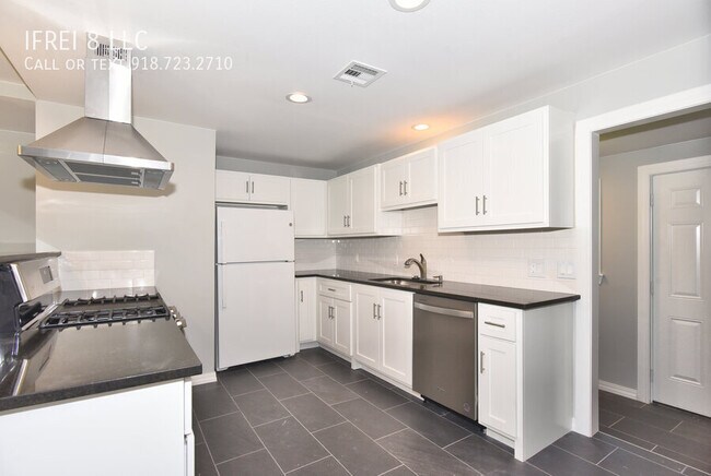 Building Photo - 3803 W Admiral Blvd