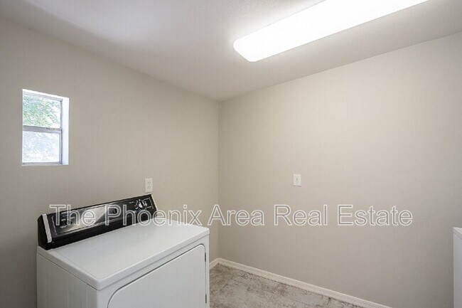 Building Photo - 522 E Balboa Dr