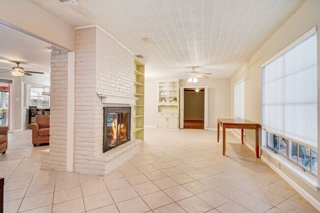 Building Photo - Welcome to this beautiful 3-bedroom, 2-bat...
