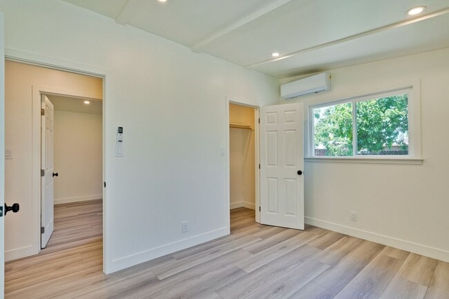 Building Photo - Charming updated 3 bedroom, 1 bathroom hom...