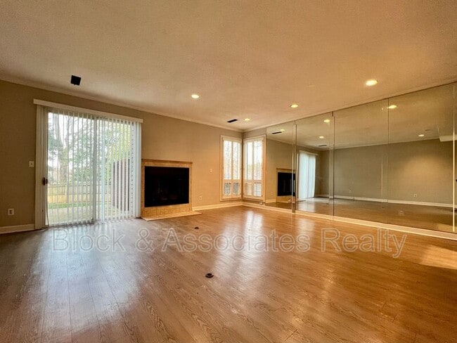 Building Photo - 207 Forest View Ct