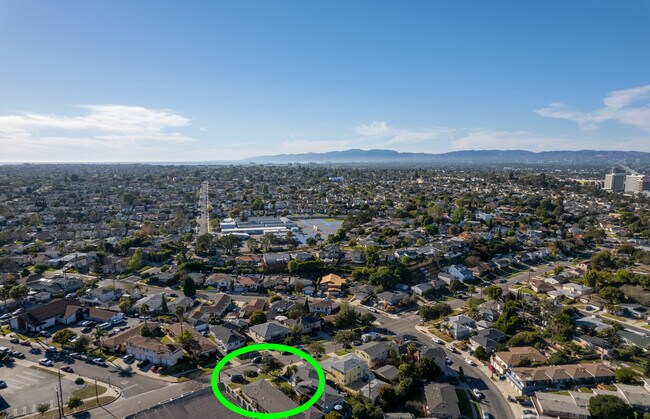 Great Neighborhood! Minutes to Silicon beach, LMU, Freeways, Airport and more! - 7924 Airport Blvd