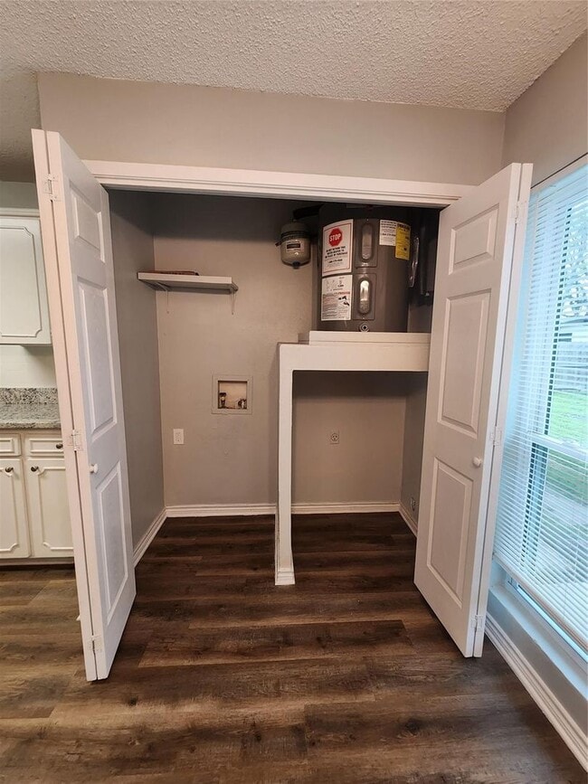 Building Photo - 3 BR/2BA | Renovated Single Family Home | 2-Car Garage | Fenced backyard