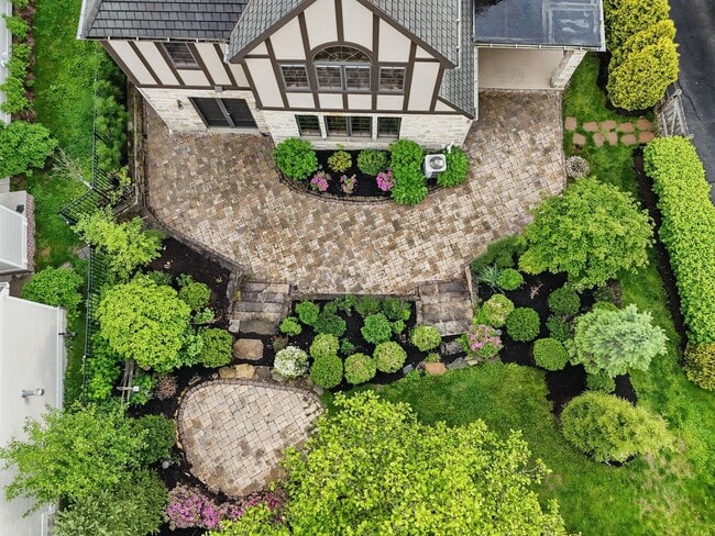 Building Photo - Charming Home - Mt. Lebanon