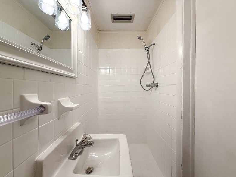 Building Photo - 3632 Brompton Dr