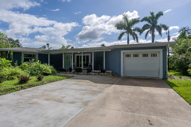 Primary Photo - Living Across from Sarasota Bay 3BR/2.5BA ...