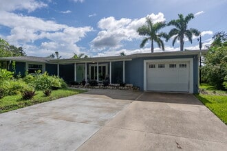 Building Photo - Living Across from Sarasota Bay
3BR/2.5BA Home Minutes to Downtown – Yardwork Included
