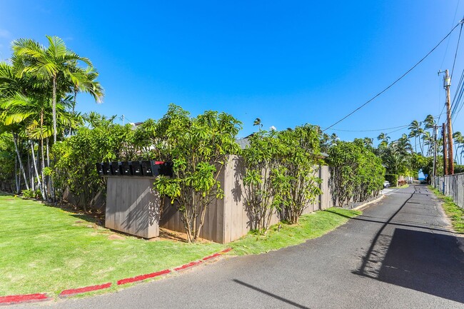 Building Photo - Kahala Avenue Beachside -  1 minute walk to beach  Recently remodeled w/fenced yard. 1 bdrm, 1 ba...