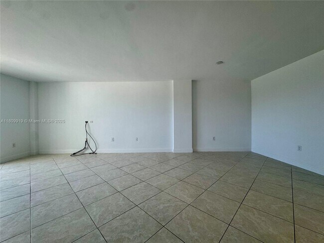 Building Photo - 10275 Collins Ave
