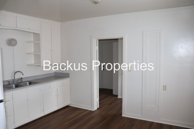 Building Photo - 210 Cypress Ave