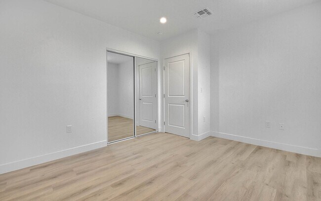 Building Photo - 5850 Vineland Ave