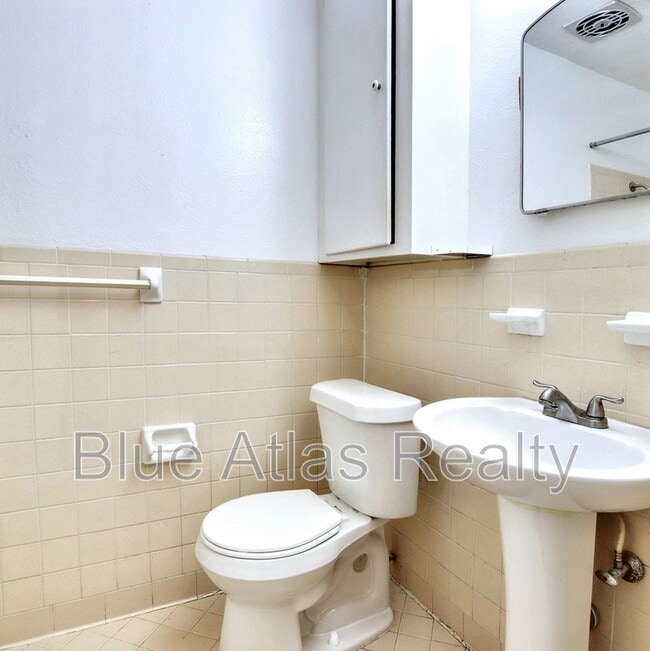 Building Photo - 610 S Mary St