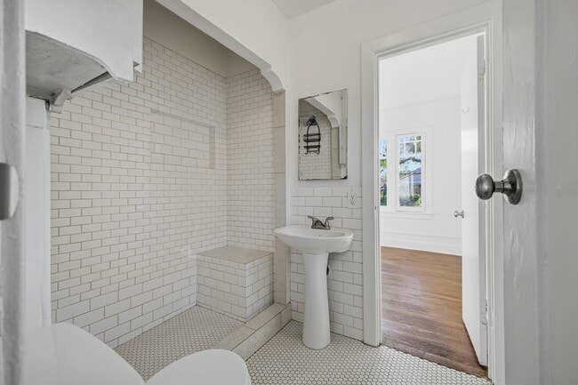 Building Photo - Charming 2-Bedroom Home with Private Yard