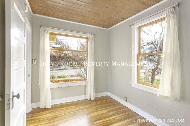 Building Photo - 1927 SE Spokane St